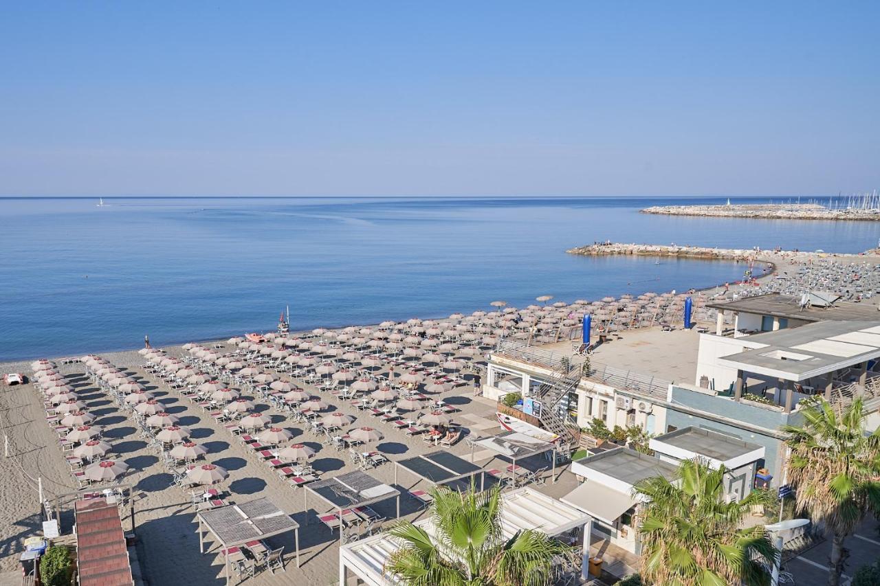 Palace Lido Hotel & Suites Marina di Cecina Εξωτερικό φωτογραφία